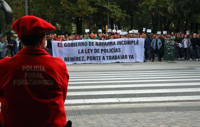 Concentración de policías forales frente al Parlamento de Navarra, este jueves