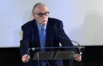 El presidente de la Academia de Cine, Fernando Méndez-Leite, ha anunciado esta mañana que el Goya de Honor en la 37 edición de los premios será entregado al director Carlos Saura. Se trata del reconocimiento de sus compañeros a su carrera y el agradecimiento por su trabajo.