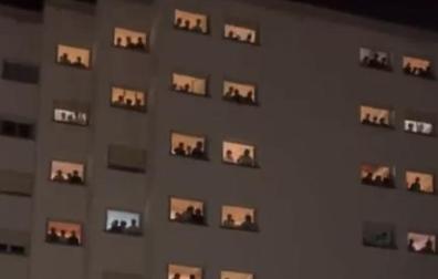 Un fragmento del vídeo viral en el que se ve a los alumnos de un colegio mayor de Madrid gritando "ninfómanas" y "putas" desde las ventanas a sus vecinas del colegio mayor de enfrente