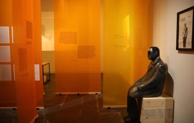 El ‘Espectador de espectadores’, entre las piezas que se exhiben en la muestra, situada en la tercera planta del Museo de Navarra.