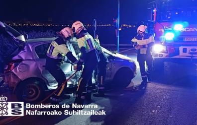 Imagen de los bomberos atendiendo a los heridos en la colisión cerca de Cizur Menor