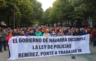 Protesta de policías forales frente al Parlamento antes del pleno de este jueves