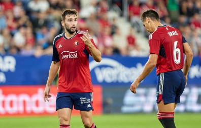 Moncayola conversa con un cabizbajo Lucas Torró, ya en el tramo final del partido