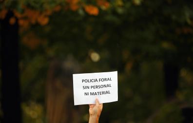 Uno de los carteles que exhibieron los policías forales que se concentraron el pasado jueves frente al Parlamento