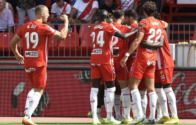 Los jugadores del Almería celebran uno de los tantos anotados contra el Rayo Vallecano