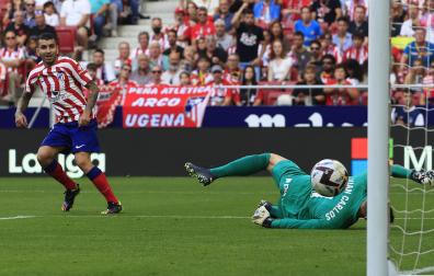 Ángel Correa bate a Juan Carlos tras el error del meta que aprovechó el delantero colchonera. Era el 2-0.