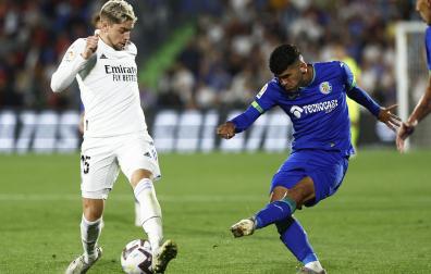 Fede Valverde trata de tapar el disparo de Carles Aleñá durante el encuentro