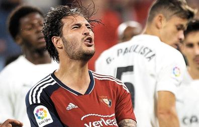Un gesto de rabia de Juan Cruz tras un remate de cabeza que pudo ser gol el viernes contra el Valencia