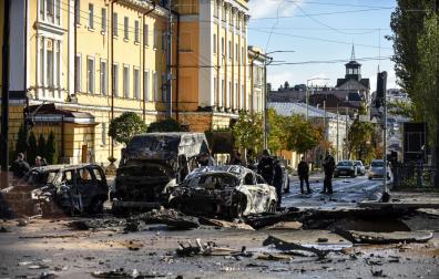 Vehículos destrozados por los bombardeos en el centro de Kiev