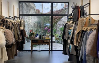 La boutique Wú, con su patio interior ajardinado, en la calle García Castañón