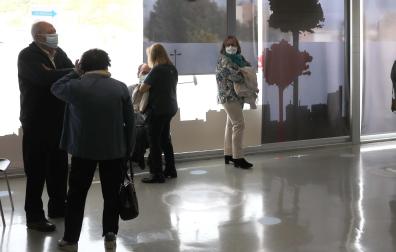 Varias personas esperan en Forem para vacunarse de gripe y covid