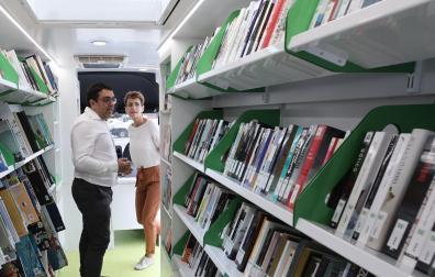 María Chivite, en el interior del bibliobús