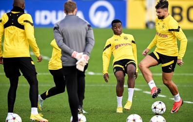 Los jugadores del Borussia Dortmund durante el entrenamiento precio al choque de Champions contra el Sevilla