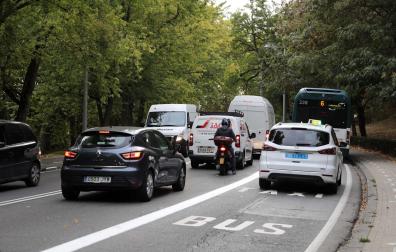 Los coches, más lentos que de costumbre, no tuvieron otra que acatar las nuevas directrices de paso, con un carril reservado a taxis y villavesas