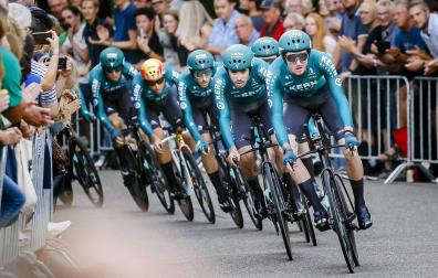 El equipo del Kern Pharma, en la contrarreloj inaugural de la Vuelta a España en los Países Bajos en su primera participación.