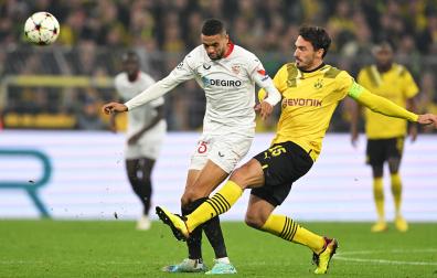 Hummels despeja el cuero ante el avance de En-Nesiry durante el encuentro