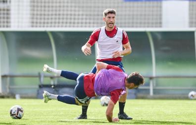 David García, en un lance del entrenamiento junto a Lucas Torró en la sesión del miércoles en Tajonar.