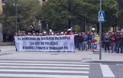 Protesta de los policías forales frente al Parlamento de Navarra