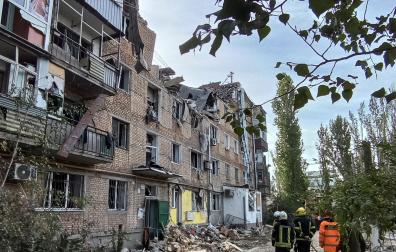 Un edificio de viviendas dañado por los bombardeos rusos en la ciudad ucraniana de Mykolaiv