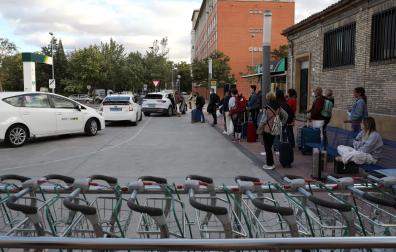 Viajeros y taxistas en la estación de tren de Pamplona, en una imagen de hace dos semanas.