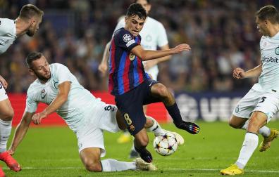 Pedri trata de marcharse de cuatro rivales del Inter de Milán durante el choque de Champions en el Spotify Camp Nou