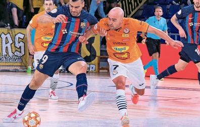 El jugador del Aspil-Jumpers Pintinho -a la derecha- pugna por un balón con el capitán del Barcelona Sergio Lozano