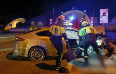 Bomberos de Navarra trabajan en el lugar del accidente