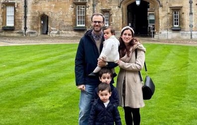 Pablo Callejo, con su mujer, Lucía, y sus hijos, Jaime, Ignacio y Lucía, en Oxford