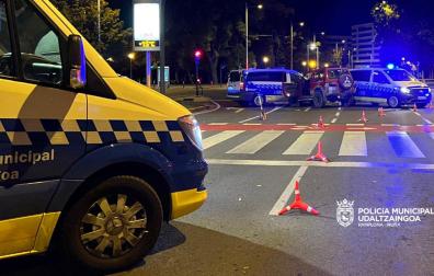 El vehículo perseguido acabó chocando contra dos vehículos policiales, que habían sido colocados en V en el cruce de la avenida del Ejército con Pío XII para frenar su peligroso recorrido por las calles de Pamplona