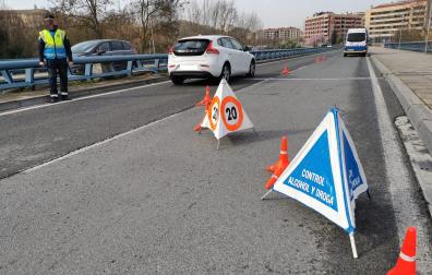 Imagen de un control de alcohol y drogas de la Policía Municipal en Pamplona