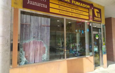 Así quedó el escaparate del estanco tras el robo.