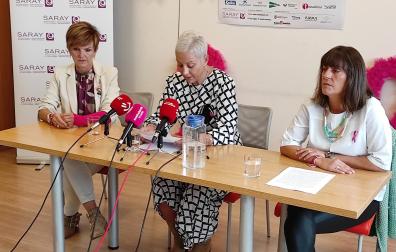 Mari Cruz Garde, Yaki Hernández y Carolina Huarte, en la rueda de prensa de la Asociación Navarra de Cáncer de Mama, Saray