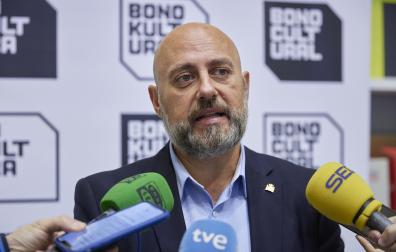 El delegado del Gobierno en Navarra, José Luis Arasti, en la sede principal de Correos en Pamplona.