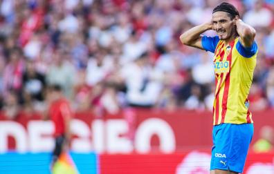 Edison Cavani, autor del tanto del Valencia, se lamenta por un error durante el encuentro en el Sánchez Pizjuán