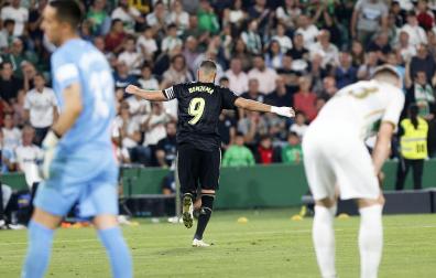 Karim Benzemá celebra su tanto ante la desolación de los jugadores del Elche