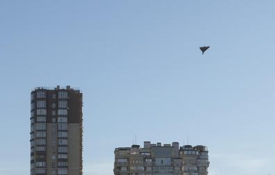 Un dron sobrevuela Kiev durante un ataque