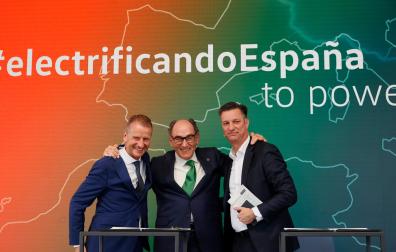 El presidente del Grupo Volkswagen, Herbert Diess, (i), el presidente del consejo de administración de SEAT SA, Thomas Schmal (d) y el presidente de Iberdrola, Ignacio Galán (c), en la presentación de la gigafactoría de baterías para coches eléctricos que la firma alemana construirá en Sagunto