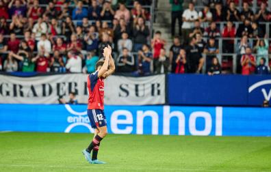 Ez Abde sale del campo ovacionado por la afición tras su gran actuación