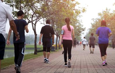 Un grupo de gente camina por un parque