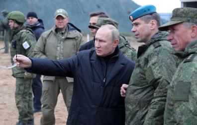 El presidente ruso Vladimir Putin inspecciona el progreso del entrenamiento de los militares movilizados para la guerra en Ucrania