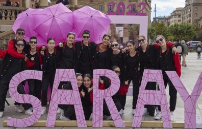 El grupo Arkadia cerró el evento de sensibilización celebrado en la Plaza del Castillo bailando