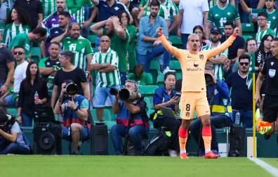 Antoine Griezmann celebra uno de los dos goles que le anotó al Betis y que dieron los tres puntos al Atlético en el Villamarín
