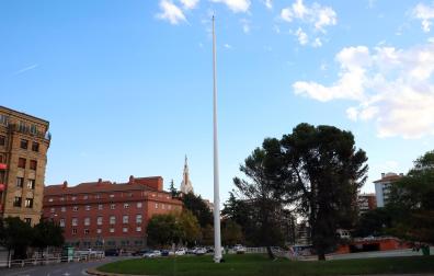 La bandera de Navarra arriada en la plaza de los Fueros