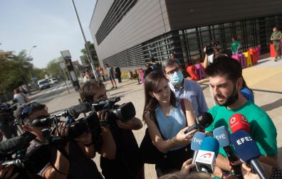 El malagueño Alejandro Romero, padre del pequeño Óliver, el niño de dos años y medio que tiene un tumor cerebral, atiende a los medios para comunicar que el niño ha llegado este miércoles a Barcelona en un avión medicalizado