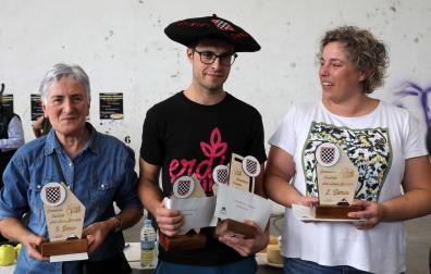 Socorro Almándoz, Julen Arburua y Ainhoa Goñi, ganadores del certamen.