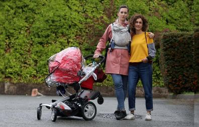 Marina Balda (izq), con su hijo Alain (3 meses), y Carmen Marañón. Las dos perdieron a sus bebés poco antes de la fecha de parto. Marina, a su hija Mar (23 de diciembre de 2019) y Carmen, a Aiur, el 12 de mayo de 2021