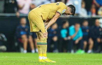 Robert Lewandowski, exhausto al finalizar el choque liguero contra el Valencia en Mestalla