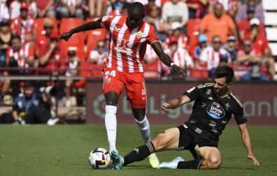 Gabri Veiga (suelo) quien anotó un tanto contra el Almeria y fue expulsado, trata de frenar el avance de Houboulang Mendes