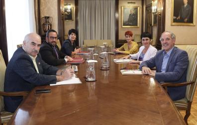 Los consejeros José Mari Aierdi, Javier Remírez y Elma Saiz, en su primer encuentro el 28 de septiembre pasado, para abrir la negociación de los presupuestos de este año con Bakartxo Ruiz, Laura Aznal y Adolfo Araiz, de EH Bildu, en el Salón de Retratos del Palacio de Navarra.