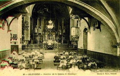 Interior de la antigua parroquia de Elizondo en el día de Ánimas, a comienzos del siglo XX